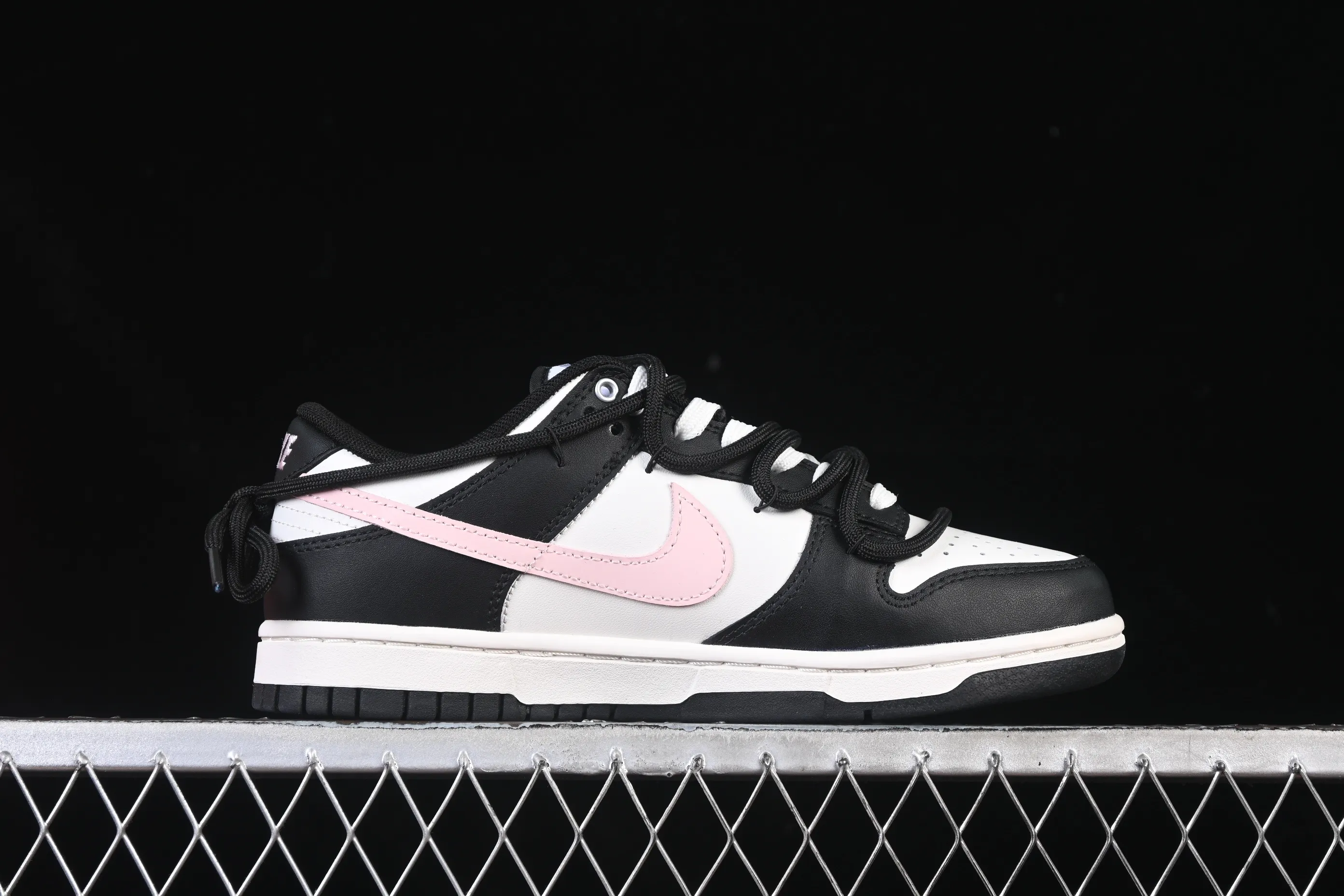 All Categories Nk SB Dunk Series Nk SB Dunk Low High-end Customized Low-top Shoes Nike SB Dunk Low "Just Do it" Valentine's Day Strap Anniversary High-end Customized Low-top Casual Shoes BP0510-050